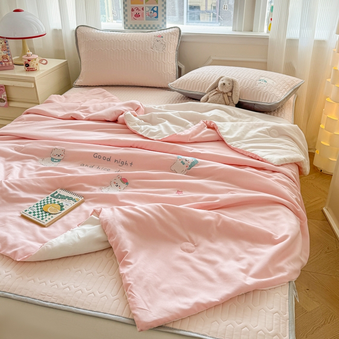 91家纺网 家纺一手货源 找家纺 慕尚家纺 2025刺绣款乳胶凉席水洗棉夏被三件套四件套 粉黛猫