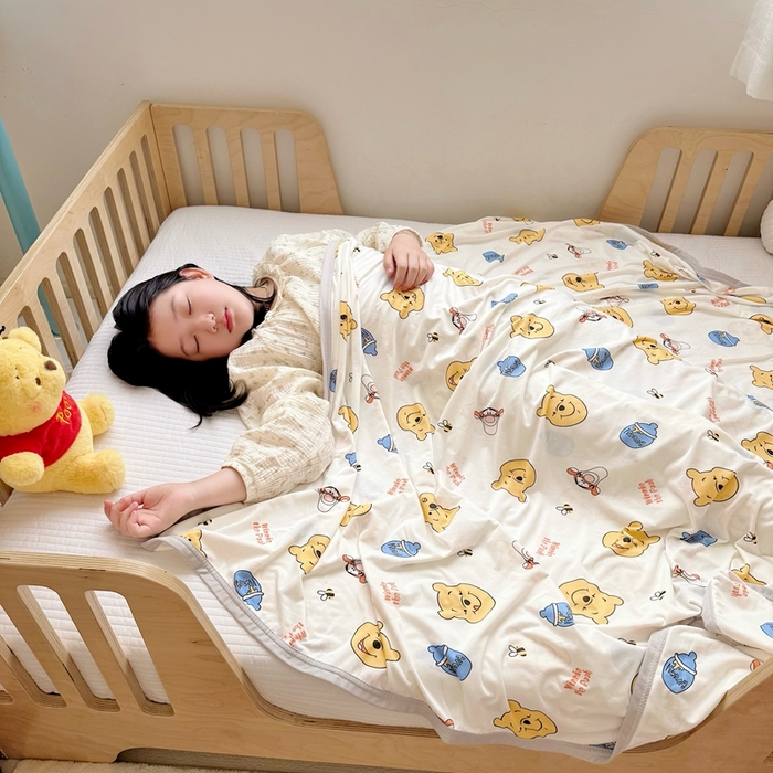 91家纺网 家纺一手货源 找家纺 星期八 2025新款婴儿裸睡级冰丝毯迪斯尼凉感毯 小熊维尼