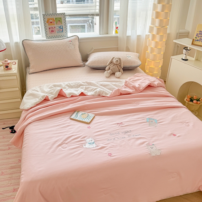 91家纺网 家纺一手货源 找家纺 慕尚家纺 2025刺绣款乳胶凉席水洗棉夏被三件套四件套 粉黛猫