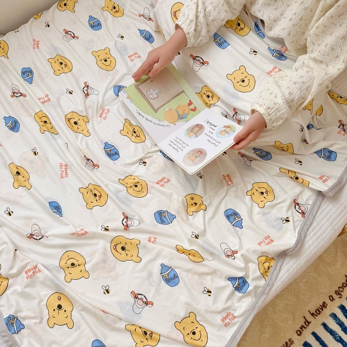 91家纺网 家纺一手货源 找家纺 星期八 2025新款婴儿裸睡级冰丝毯迪斯尼凉感毯 小熊维尼