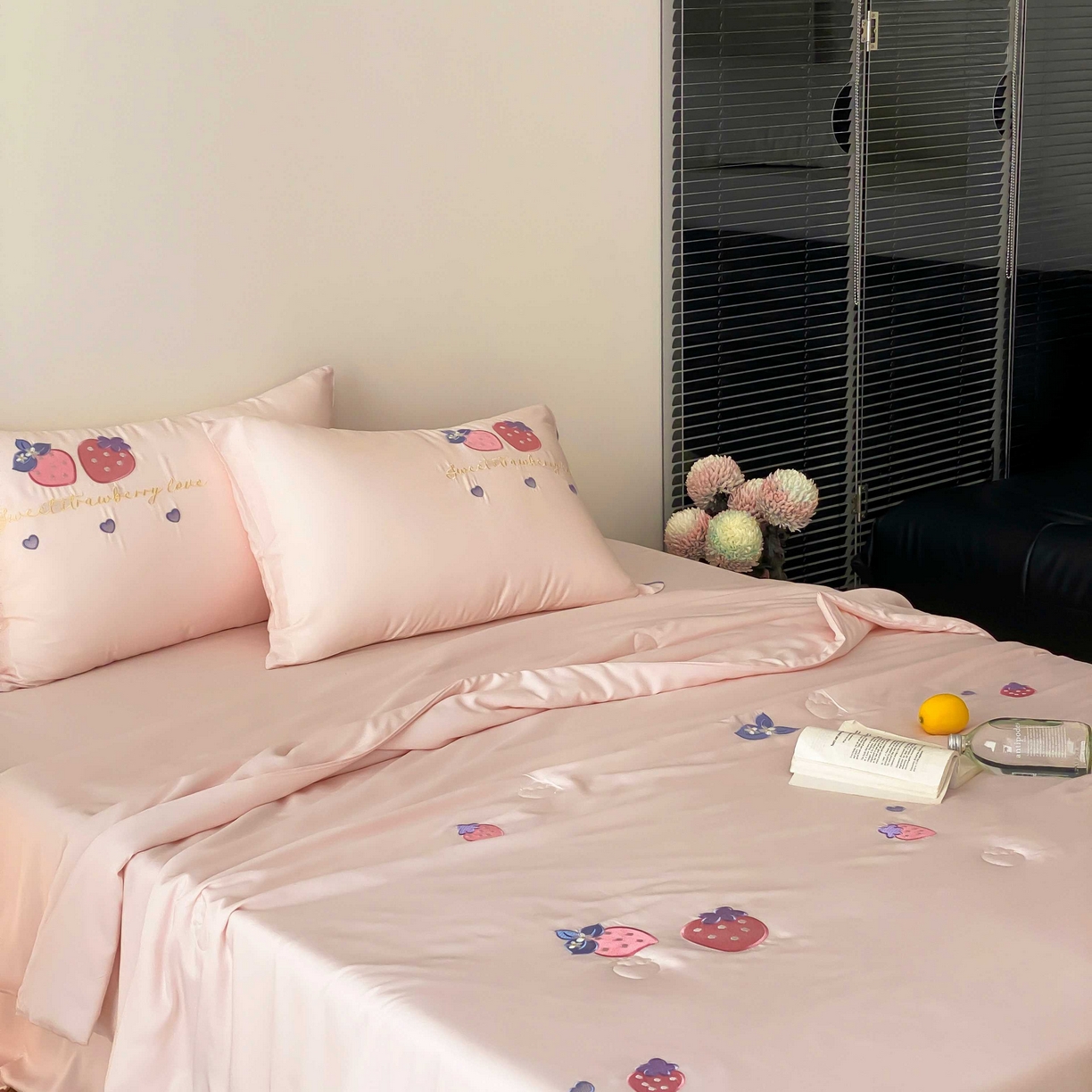 91家纺网 家纺一手货源 找家纺 曼布缇 2025新款A类100S兰精天丝夏被款-草莓物语 草莓物语-甜杏粉