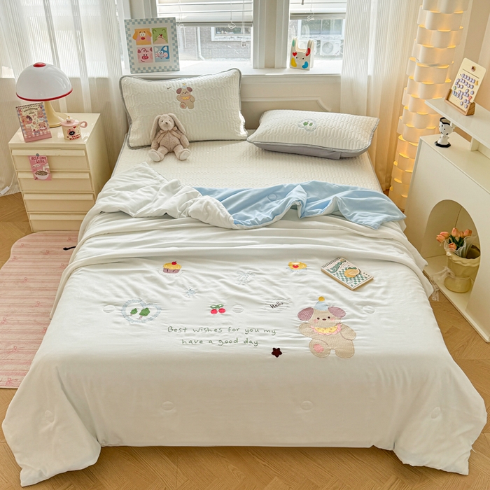 91家纺网 家纺一手货源 找家纺 慕尚家纺 2025刺绣款乳胶凉席水洗棉夏被三件套四件套 小贝贝