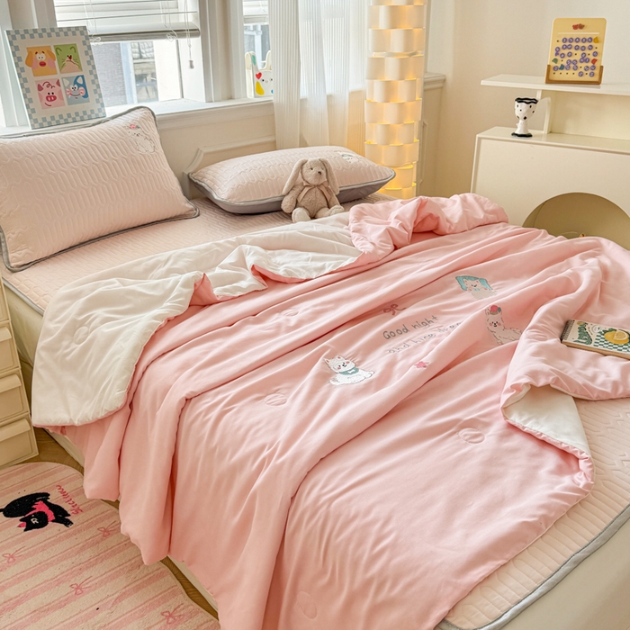 91家纺网 家纺一手货源 找家纺 慕尚家纺 2025刺绣款乳胶凉席水洗棉夏被三件套四件套 粉黛猫