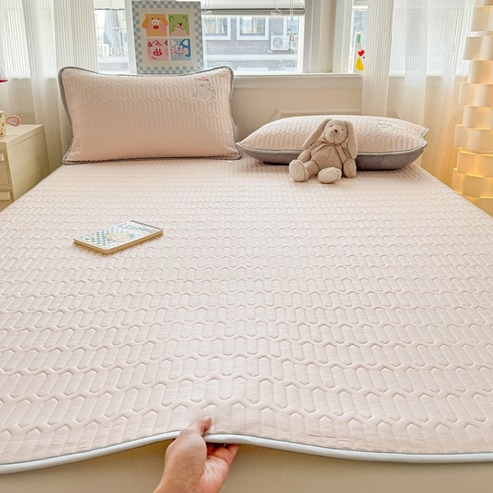 91家纺网 家纺一手货源 找家纺 慕尚家纺 2025刺绣款乳胶凉席水洗棉夏被三件套四件套 粉黛猫