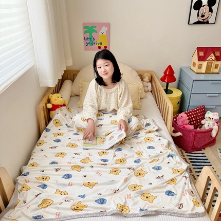 91家纺网 家纺一手货源 找家纺 星期八 2025新款婴儿裸睡级冰丝毯迪斯尼凉感毯 小熊维尼