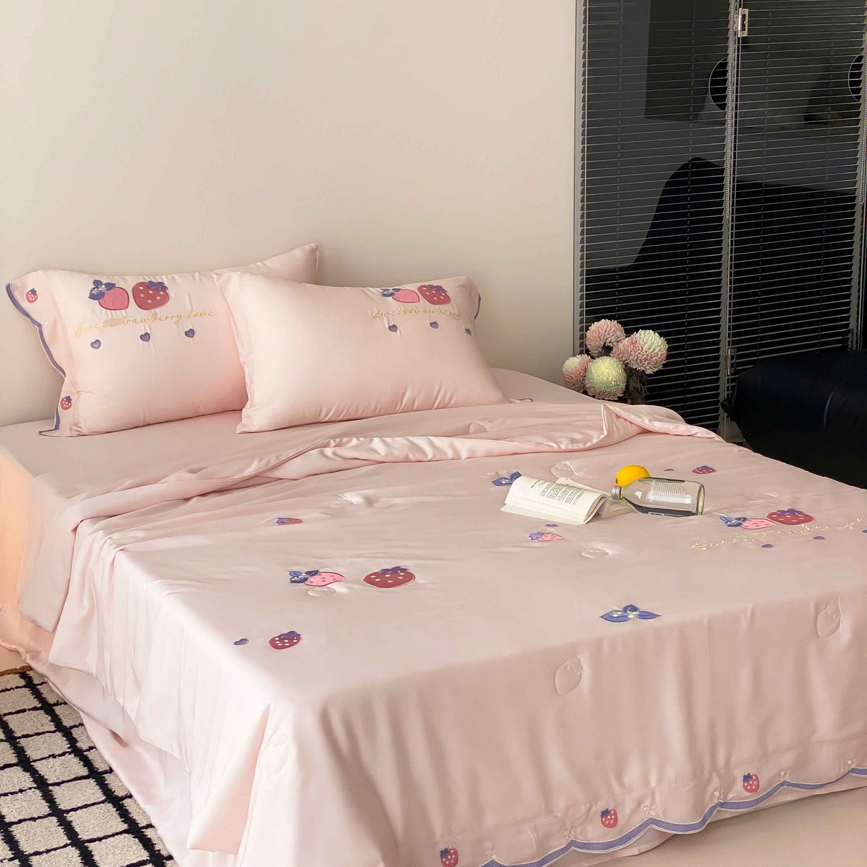 91家纺网 家纺一手货源 找家纺 曼布缇 2025新款A类100S兰精天丝夏被款-草莓物语 草莓物语-甜杏粉