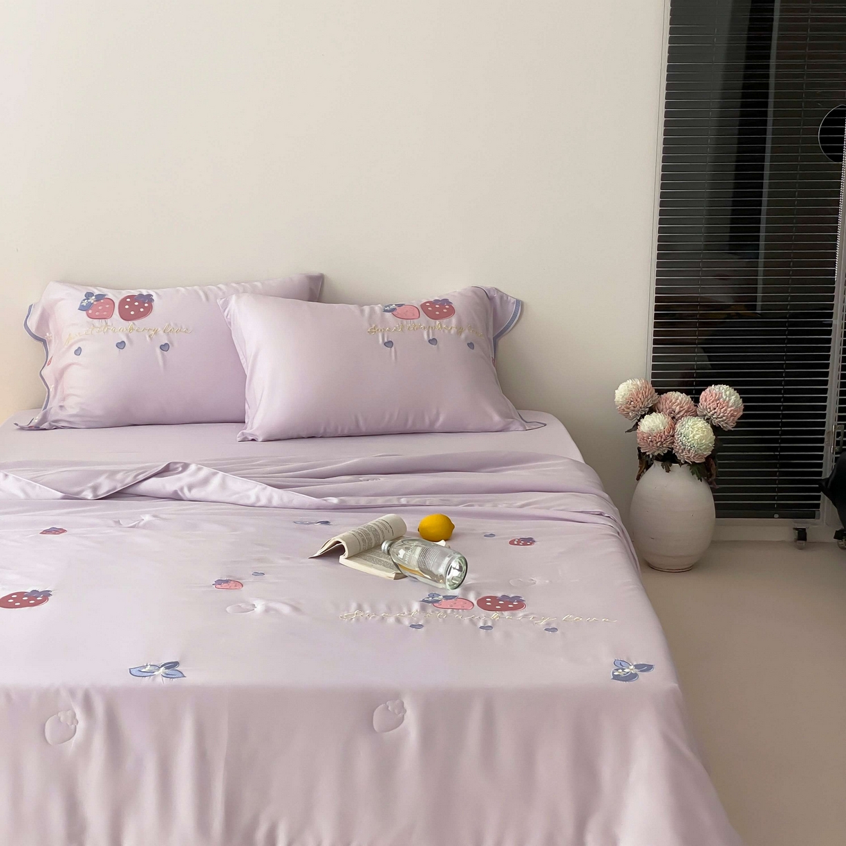 91家纺网 家纺一手货源 找家纺 曼布缇 2025新款A类100S兰精天丝夏被款-草莓物语 草莓物语-丁香小溪