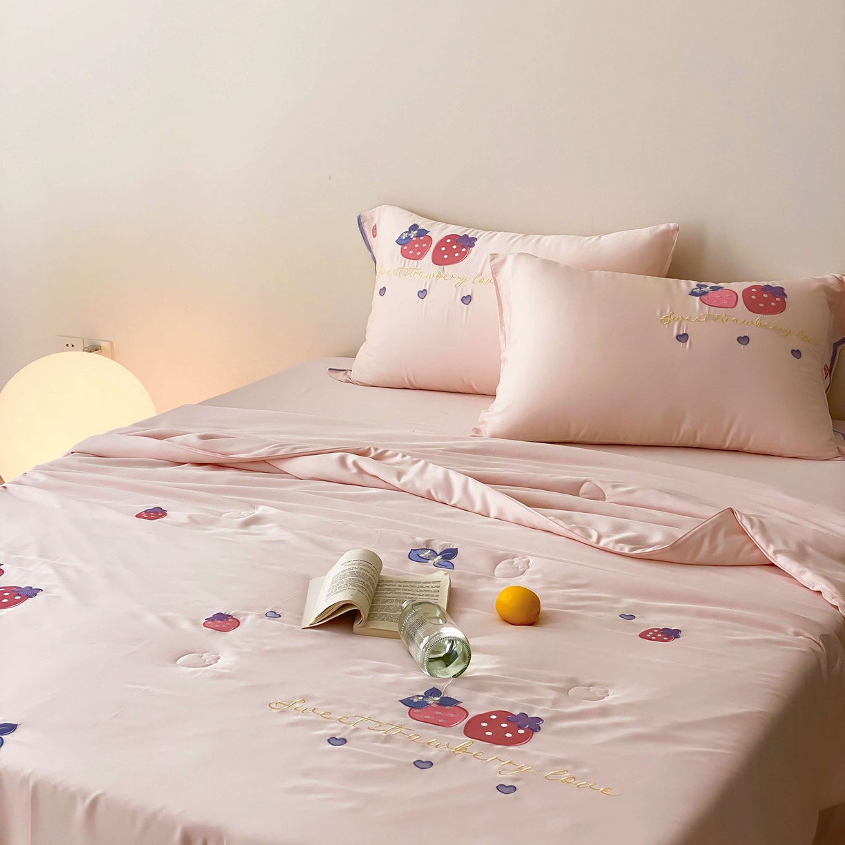 91家纺网 家纺一手货源 找家纺 曼布缇 2025新款A类100S兰精天丝夏被款-草莓物语 草莓物语-甜杏粉