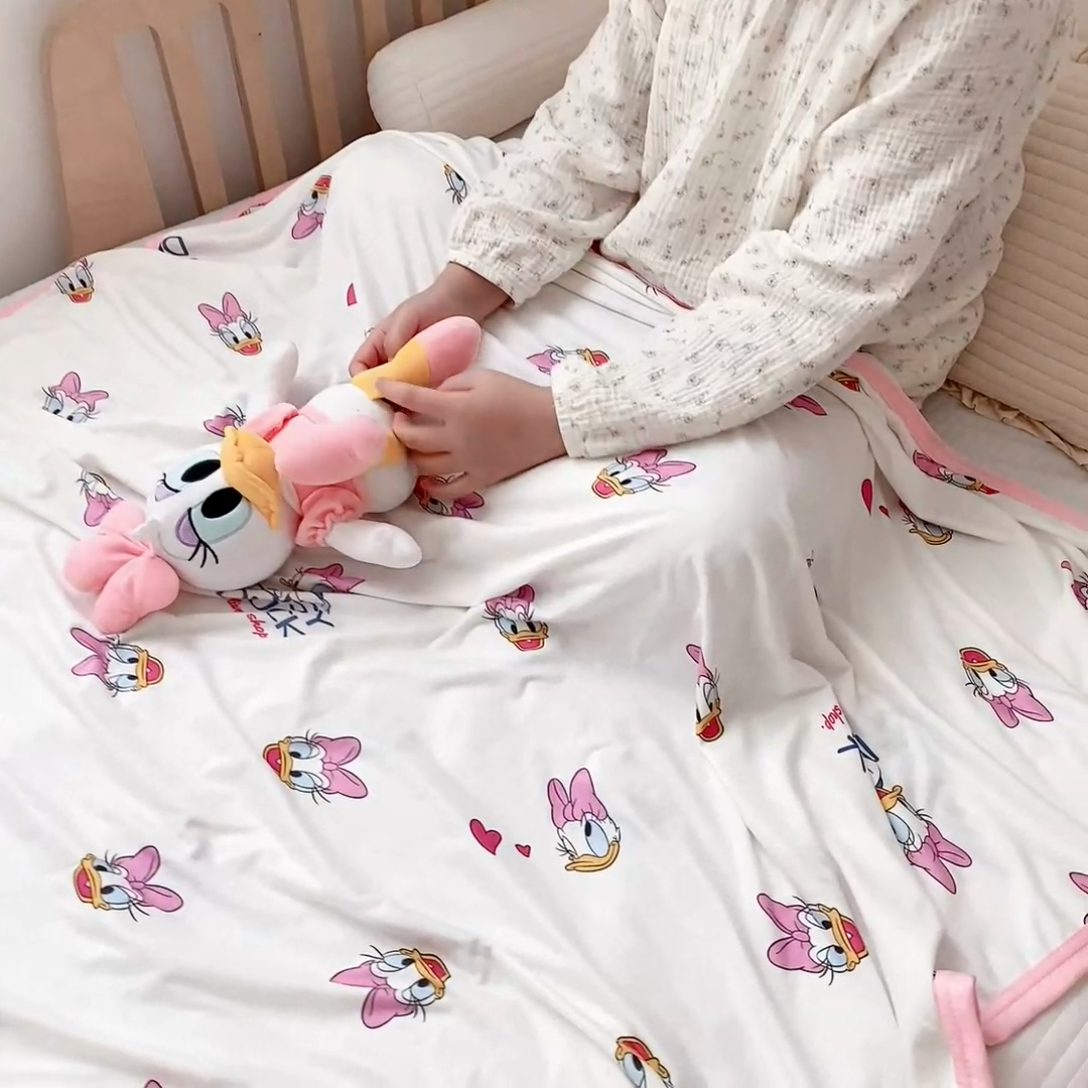 91家纺网 家纺一手货源 找家纺 星期八 2025新款婴儿裸睡级冰丝毯迪斯尼凉感毯 黛丝