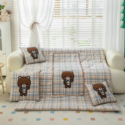 91家纺网 家纺一手货源 找家纺 宝马家纺（原梦童画） 2025新款色织全棉印花水洗棉抱枕被阿狸泰迪熊系列 背带熊 