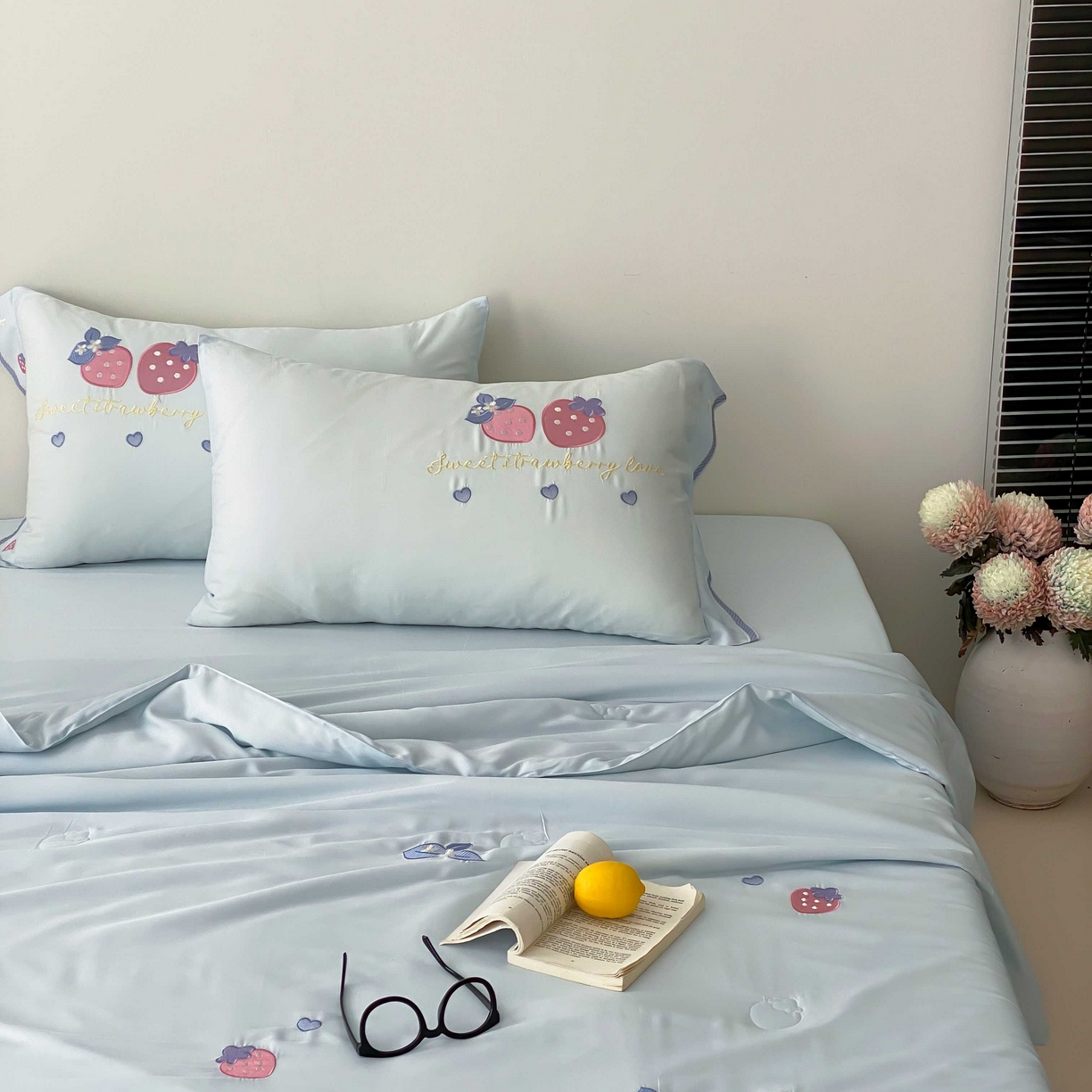 91家纺网 家纺一手货源 找家纺 曼布缇 2025新款A类100S兰精天丝夏被款-草莓物语 草莓物语-奶油蓝