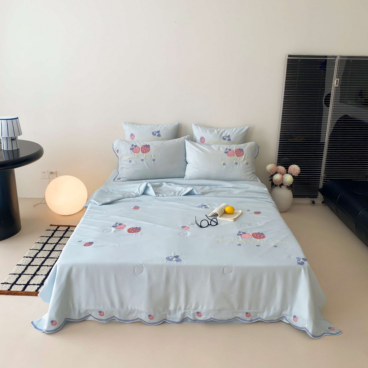 91家纺网 家纺一手货源 找家纺 曼布缇 2025新款A类100S兰精天丝夏被款-草莓物语 草莓物语-奶油蓝