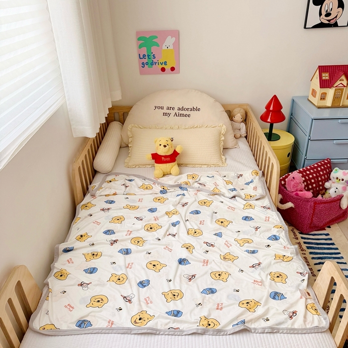 91家纺网 家纺一手货源 找家纺 星期八 2025新款婴儿裸睡级冰丝毯迪斯尼凉感毯 小熊维尼