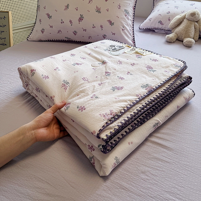 91家纺网 家纺一手货源 找家纺 星巴k家纺 2025新款春夏云感双层纱A类母婴级三角针夏被贝壳边夏凉被贝壳绣【可提供买家秀】 贝壳绣-葡萄微甜