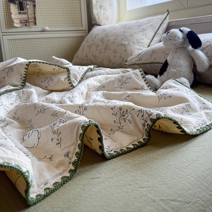 91家纺网 家纺一手货源 找家纺 星巴k家纺 2025新款春夏云感双层纱A类母婴级三角针夏被贝壳边夏凉被贝壳绣【可提供买家秀】 贝壳绣-森田小兔