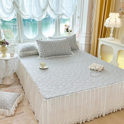 91家纺网 家纺一手货源 找家纺 （总）芷卧 2025新款凉豆豆PE凉感刺绣双层花边床裙款冰豆豆凉席三件套（提供买家秀）