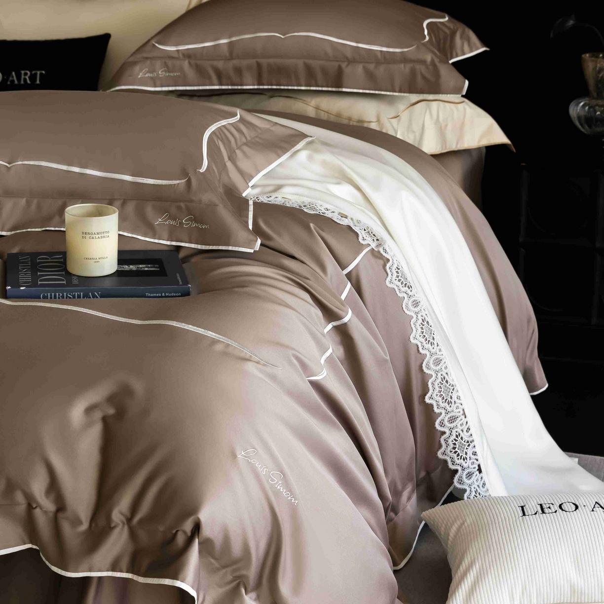 91家纺网 家纺一手货源 找家纺 涞澳家纺 2025新款80S全棉贡缎小蛮腰四件套-浅依 浅依-摩卡色