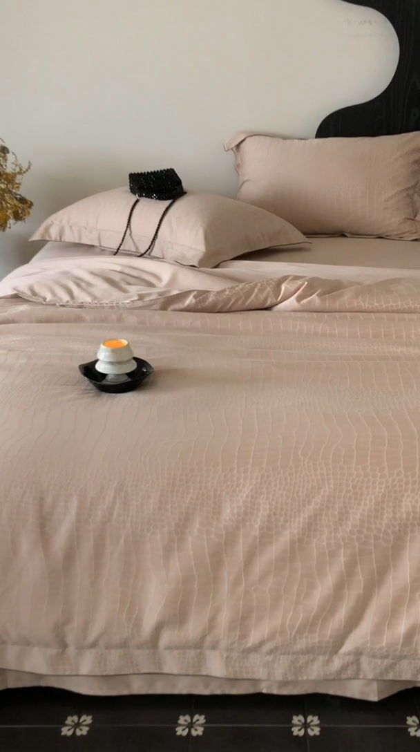 91家纺网 家纺一手货源 找家纺 涞澳家纺 2025新款60支天丝棉提花四件套 波曼-驼