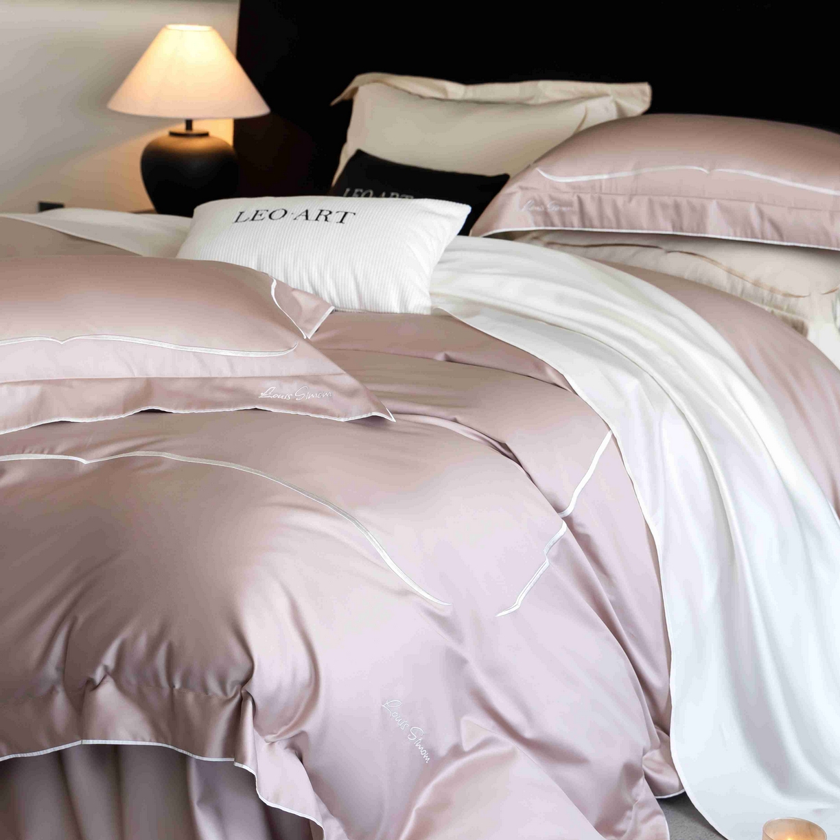 91家纺网 家纺一手货源 找家纺 涞澳家纺 2025新款80S全棉贡缎小蛮腰四件套-浅依 浅依-粉灰