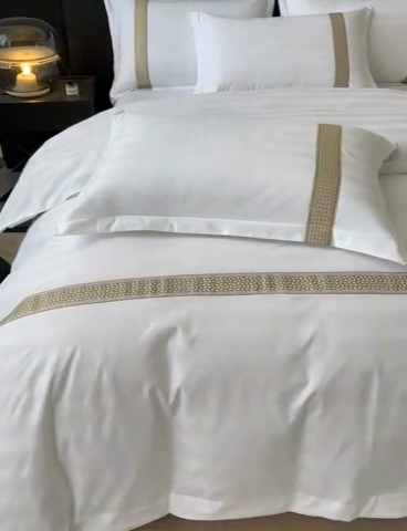 91家纺网 家纺一手货源 找家纺 （总）梦庭帛美 2025新款酒店布草段条刺绣飞边款四件套