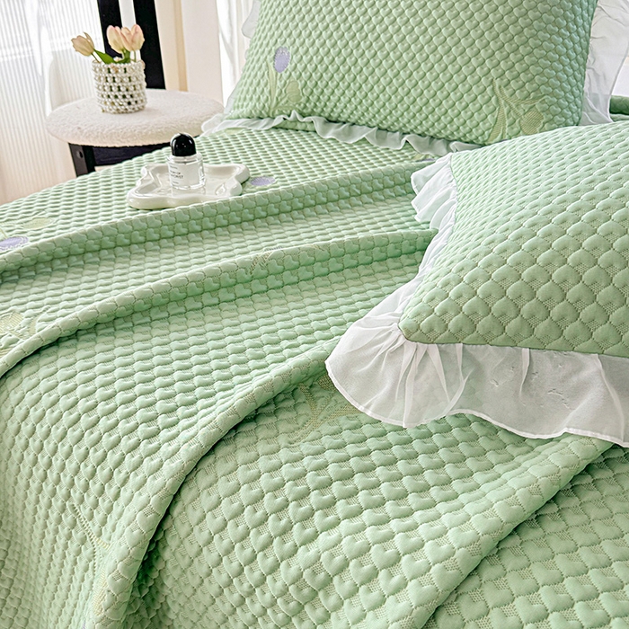 91家纺网 家纺一手货源 找家纺 提花大世界 2025新款A类PE乙纶冰丝凉感三色织550克冰豆豆凉席床裙软凉席 郁金香—PE绿