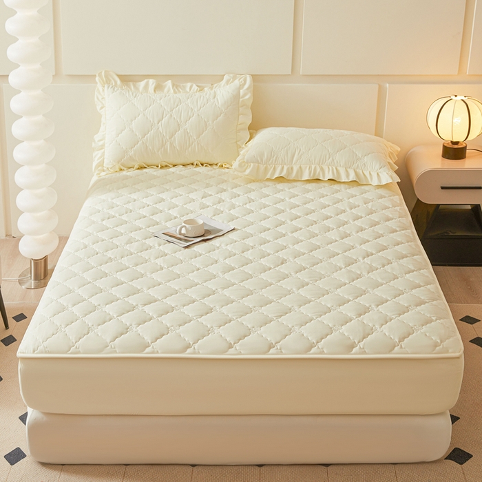 91家纺网 家纺一手货源 找家纺 怡源梦 2025新款蝶恋系列亲肤棉夹棉床笠 米黄