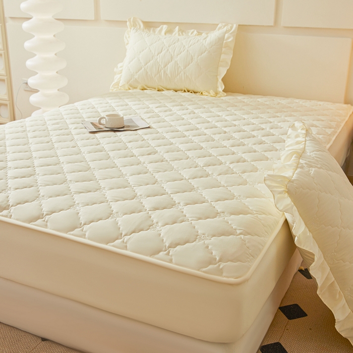 91家纺网 家纺一手货源 找家纺 怡源梦 2025新款蝶恋系列亲肤棉夹棉床笠 米黄