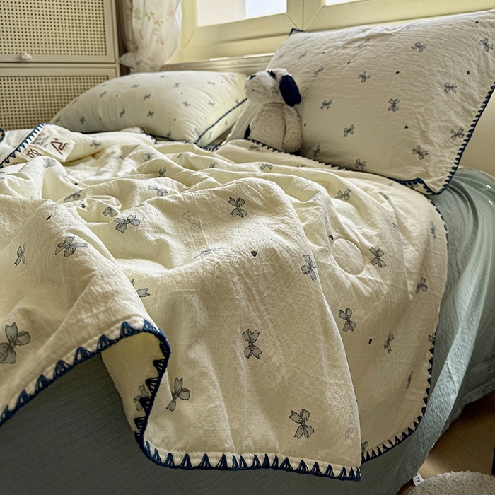 91家纺网 家纺一手货源 找家纺 星巴k家纺 2025新款春夏云感双层纱A类母婴级三角针夏被贝壳边夏凉被贝壳绣【可提供买家秀】 贝壳绣-蝴蝶结蓝