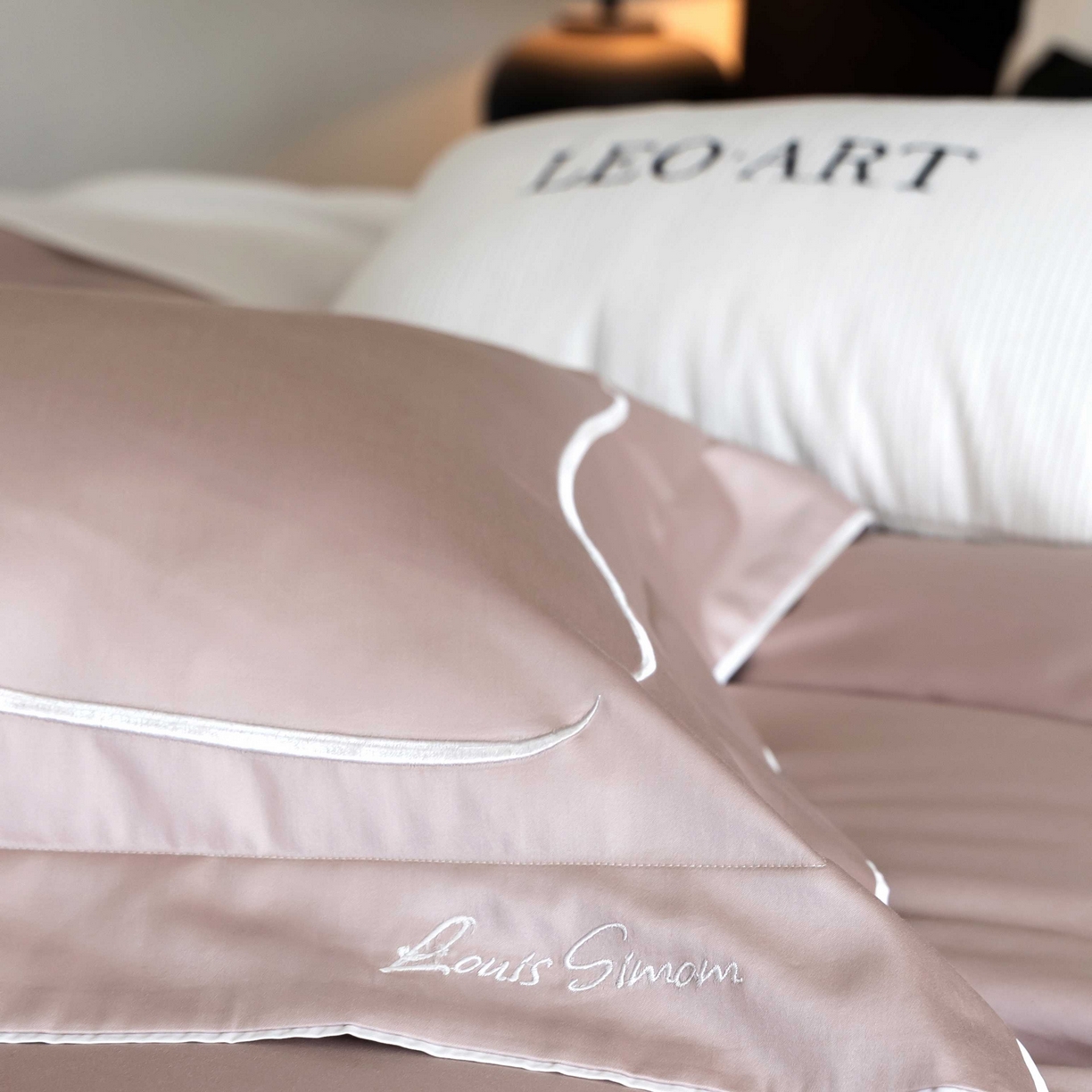 91家纺网 家纺一手货源 找家纺 涞澳家纺 2025新款80S全棉贡缎小蛮腰四件套-浅依 浅依-粉灰