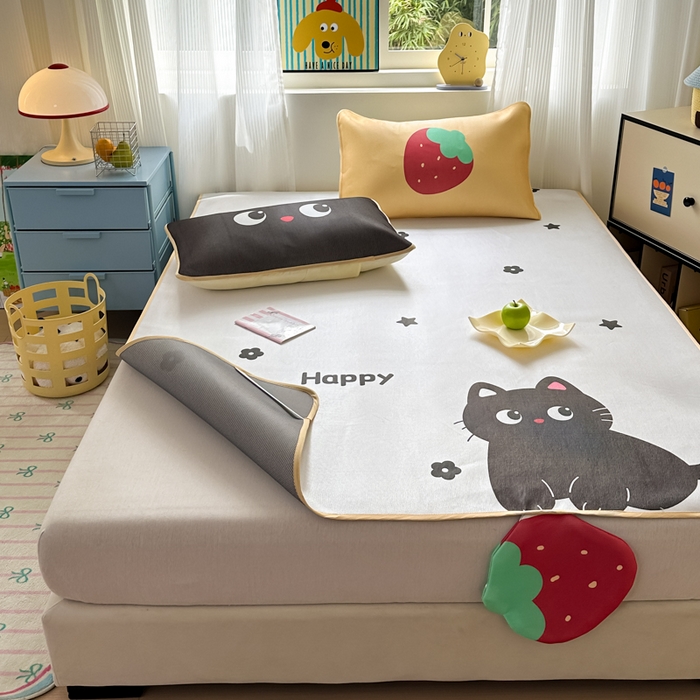 91家纺网 家纺一手货源 找家纺 一霖家纺 2025新款大版300D冰藤席席子凉席三件套 草莓小猫