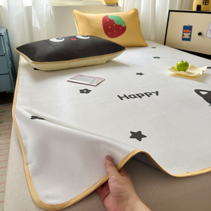 91家纺网 家纺一手货源 找家纺 一霖家纺 2025新款大版300D冰藤席席子凉席三件套 草莓小猫