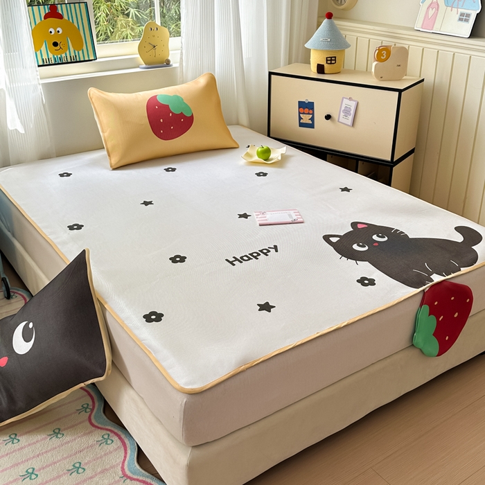 91家纺网 家纺一手货源 找家纺 一霖家纺 2025新款大版300D冰藤席席子凉席三件套 草莓小猫