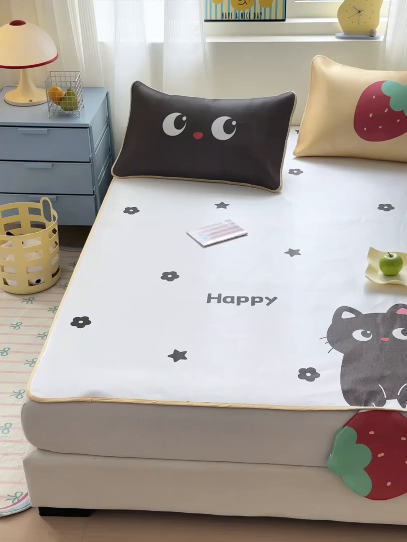 91家纺网 家纺一手货源 找家纺 一霖家纺 2025新款大版300D冰藤席席子凉席三件套 草莓小猫