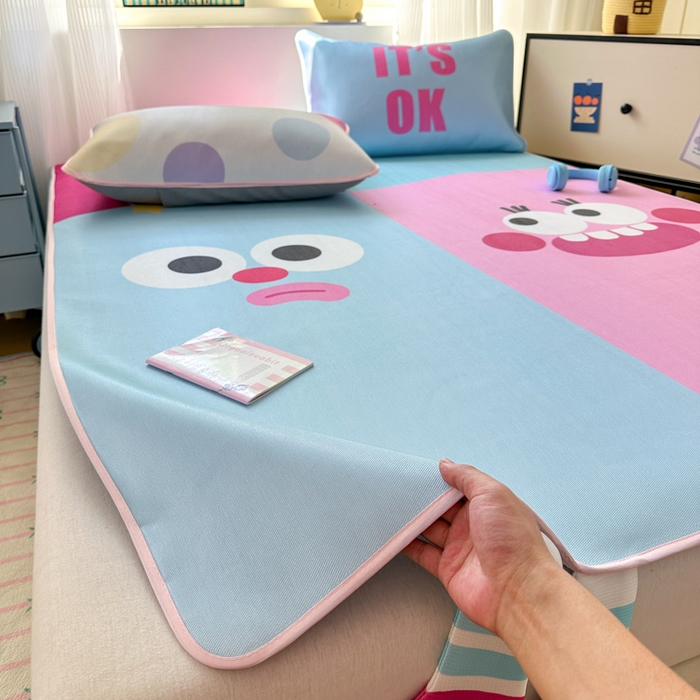 91家纺网 家纺一手货源 找家纺 一霖家纺 2025新款大版300D冰藤席席子凉席三件套 搞怪笑脸