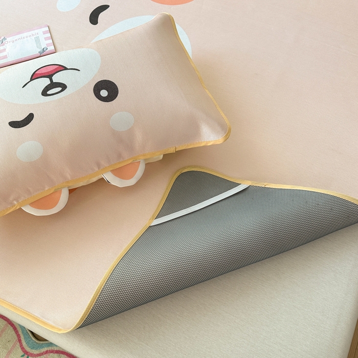 91家纺网 家纺一手货源 找家纺 一霖家纺 2025新款大版300D冰藤席席子凉席三件套 小浣熊