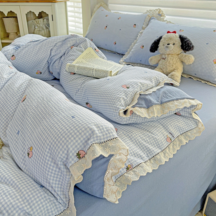 91家纺网 家纺一手货源 找家纺 金梦拉家纺 2025新款提花纱布皱皱纱四件套（全棉镂空花边款） 镂空花边-点点草莓