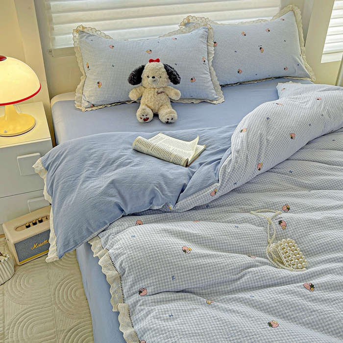 91家纺网 家纺一手货源 找家纺 金梦拉家纺 2025新款提花纱布皱皱纱四件套（全棉镂空花边款） 镂空花边-点点草莓