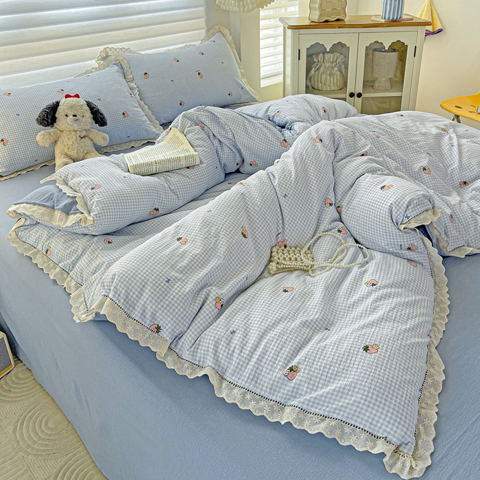 91家纺网 家纺一手货源 找家纺 金梦拉家纺 2025新款提花纱布皱皱纱四件套（全棉镂空花边款） 镂空花边-点点草莓