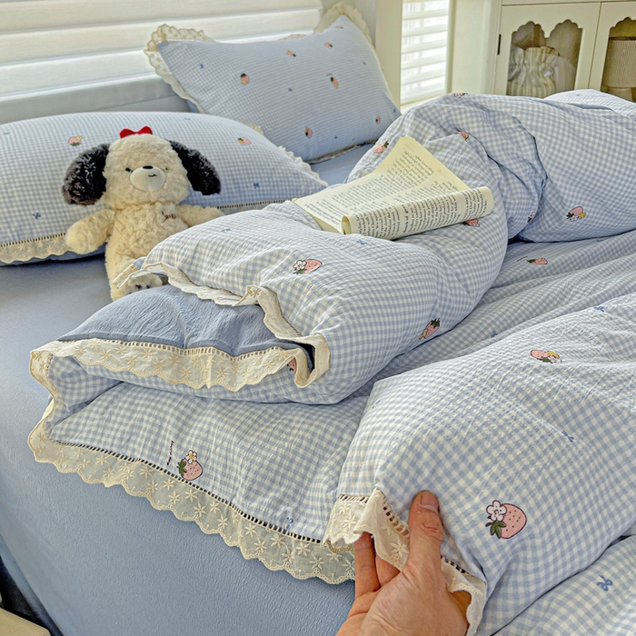 91家纺网 家纺一手货源 找家纺 金梦拉家纺 2025新款提花纱布皱皱纱四件套（全棉镂空花边款） 镂空花边-点点草莓