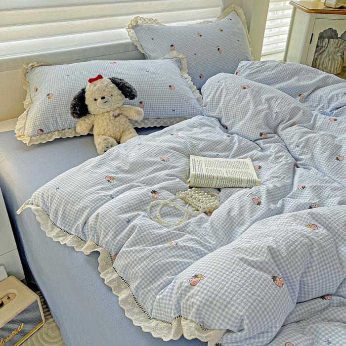 91家纺网 家纺一手货源 找家纺 金梦拉家纺 2025新款提花纱布皱皱纱四件套（全棉镂空花边款） 镂空花边-点点草莓