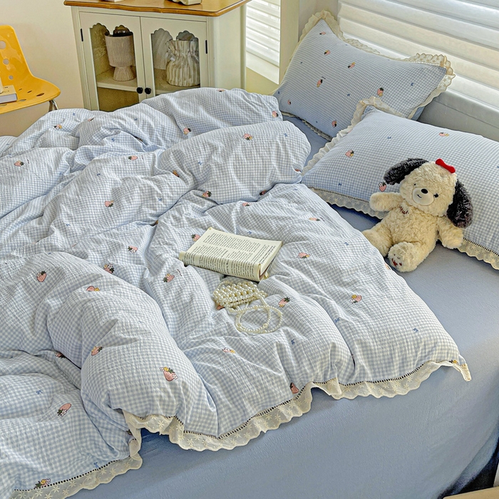 91家纺网 家纺一手货源 找家纺 金梦拉家纺 2025新款提花纱布皱皱纱四件套（全棉镂空花边款） 镂空花边-点点草莓