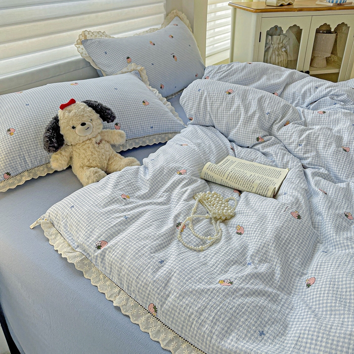 91家纺网 家纺一手货源 找家纺 金梦拉家纺 2025新款提花纱布皱皱纱四件套（全棉镂空花边款） 镂空花边-点点草莓