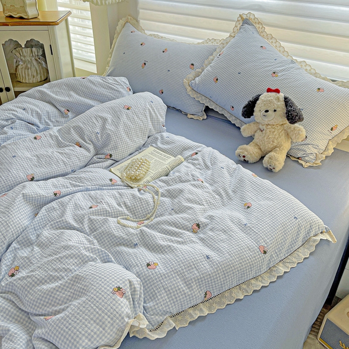 91家纺网 家纺一手货源 找家纺 金梦拉家纺 2025新款提花纱布皱皱纱四件套（全棉镂空花边款） 镂空花边-点点草莓