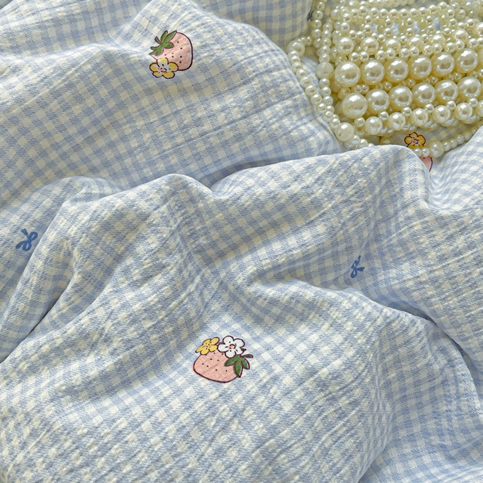 91家纺网 家纺一手货源 找家纺 金梦拉家纺 2025新款提花纱布皱皱纱四件套（全棉镂空花边款） 镂空花边-点点草莓