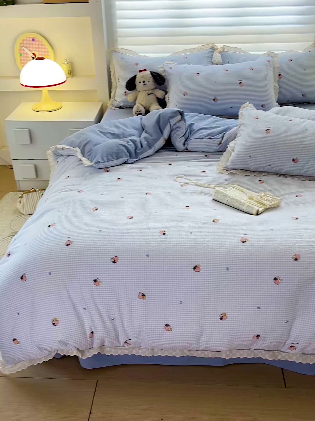 91家纺网 家纺一手货源 找家纺 金梦拉家纺 2025新款提花纱布皱皱纱四件套（全棉镂空花边款） 镂空花边-点点草莓