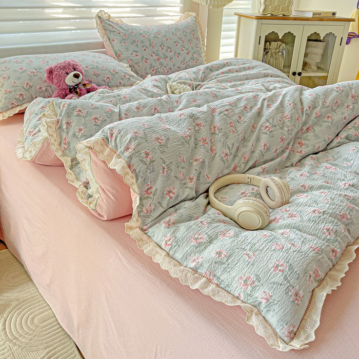 91家纺网 家纺一手货源 找家纺 金梦拉家纺 2025新款提花纱布皱皱纱四件套（全棉镂空花边款） 镂空花边-花开半夏