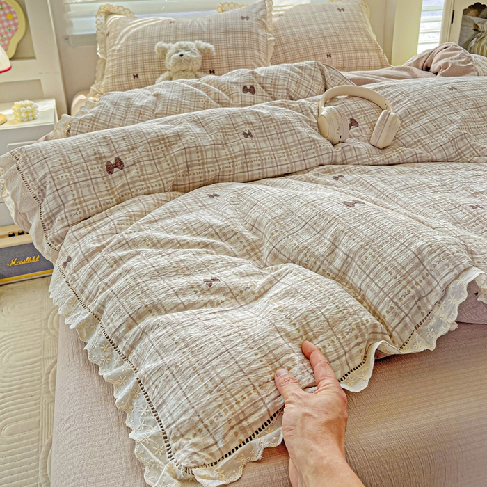 91家纺网 家纺一手货源 找家纺 金梦拉家纺 2025新款提花纱布皱皱纱四件套（全棉镂空花边款） 镂空花边-咖调蝴蝶结