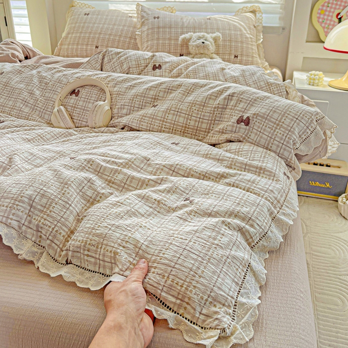 91家纺网 家纺一手货源 找家纺 金梦拉家纺 2025新款提花纱布皱皱纱四件套（全棉镂空花边款） 镂空花边-咖调蝴蝶结