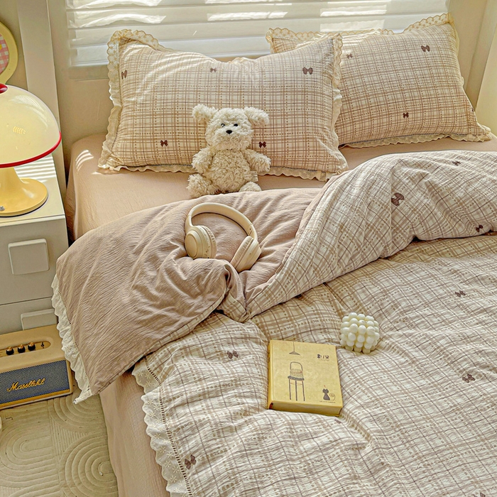 91家纺网 家纺一手货源 找家纺 金梦拉家纺 2025新款提花纱布皱皱纱四件套（全棉镂空花边款） 镂空花边-咖调蝴蝶结