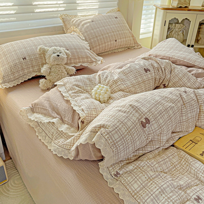 91家纺网 家纺一手货源 找家纺 金梦拉家纺 2025新款提花纱布皱皱纱四件套（全棉镂空花边款） 镂空花边-咖调蝴蝶结